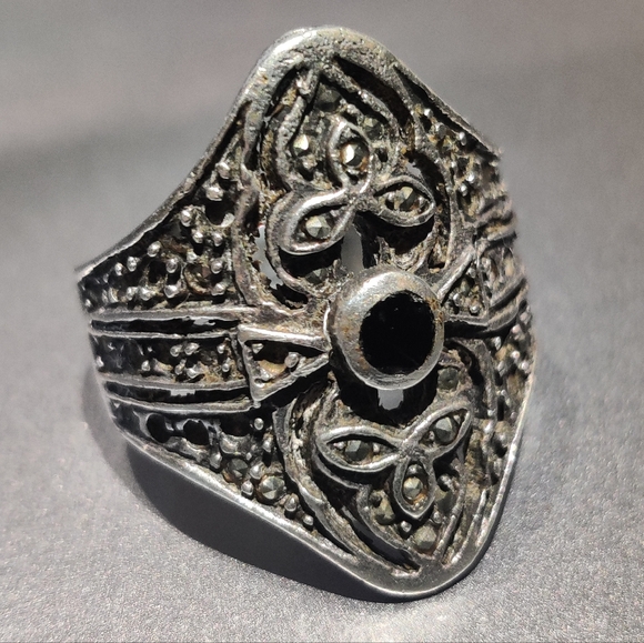 Vintage Sterling Silver Marcasite & Onyx Ring - Picture 4 of 16